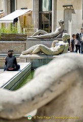 Palais de Tokyo nude sculptures